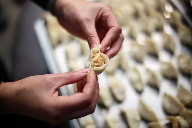 冬至吃饺子的来历，冬至吃饺子的由来（“为什么北方人过什么节都吃饺子）