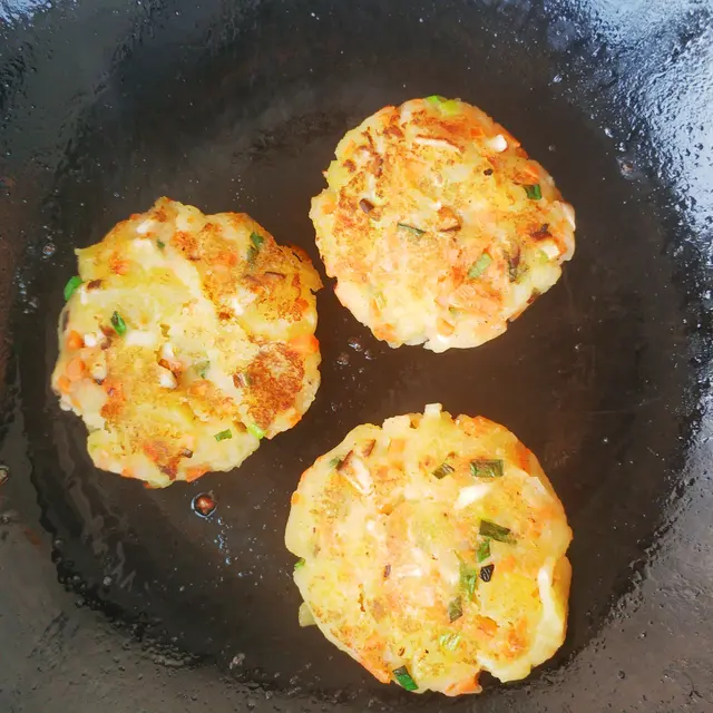 土豆泥饼怎么做，土豆泥饼的家常做法图（新手做土豆泥饼）