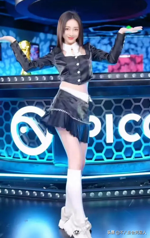 柳岩傲人的身材一直备受网友羡慕，吴尊模仿球星动作