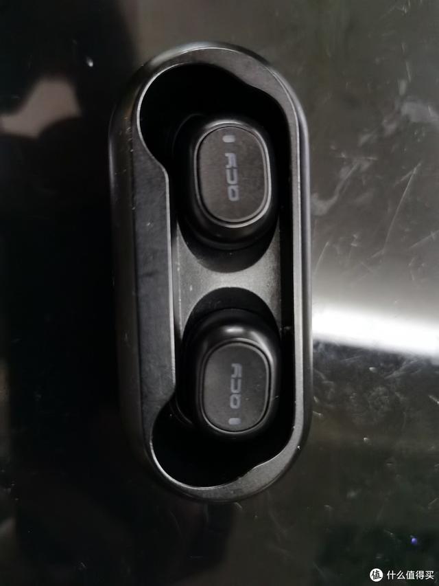 蓝牙耳机充不进去电怎么办，蓝牙耳机充电仓充不进去电怎么办（QCY蓝牙耳机长时间不用充电没反应）
