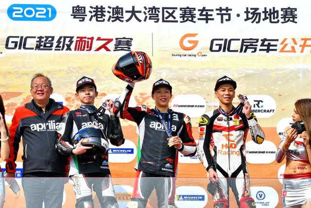 如何成为一名职业赛车手，怎么成为职业赛车手（原来普通人也可以成为专业车手）