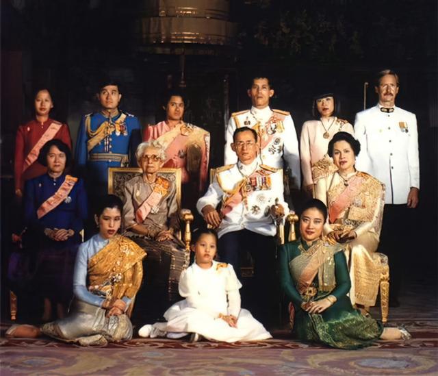 文莱国王身价多少亿，身价280亿美元挥金如土的文莱国王（后宫藏娇40多佳丽）