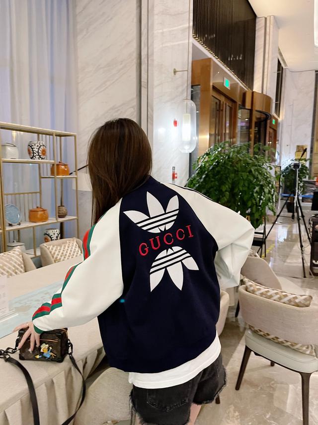 阿迪达斯三叶草男装外套，22FW三叶草织带棒球服外套拥有较高的色牢度