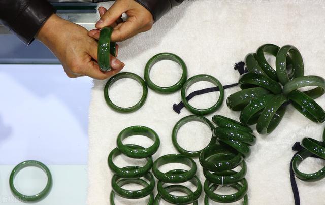 冰种翡翠如何鉴定，冰种翡翠如何鉴定好坏（冰种翡翠怎么区分好坏）