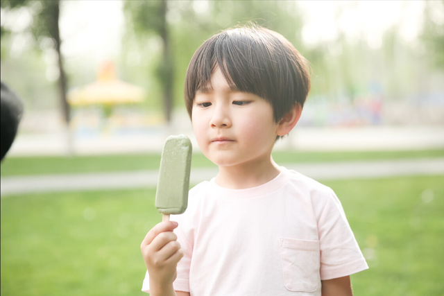 小孩每天吃一个冰淇淋可以吗，宝宝可以吃冰淇淋吗（孩子能吃冷品吗、吃多少）