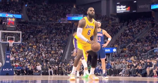 nba历届得分王，NBA历届得分王（詹姆斯正式加冕NBA历史总得分王）