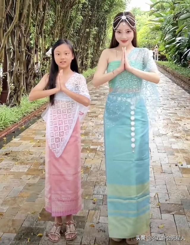 40岁李小璐穿露腰装现身寺庙，离婚3年身材越来越火辣