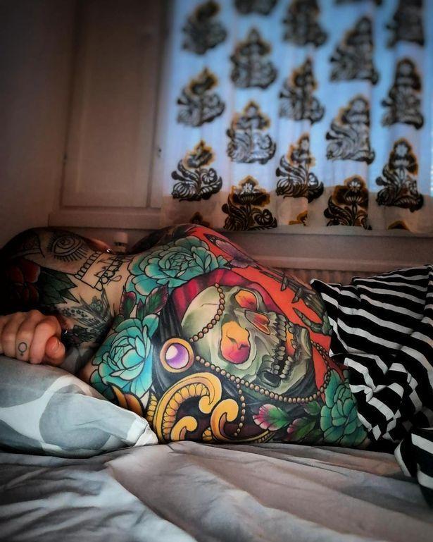 芬兰30岁姑娘为纹身剃成光头,自信展示五彩斑斓后脑勺,创意十足