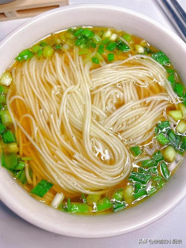 青菜面怎么做好吃，怎么做简单的青菜面条（5分钟就能搞定的面条）