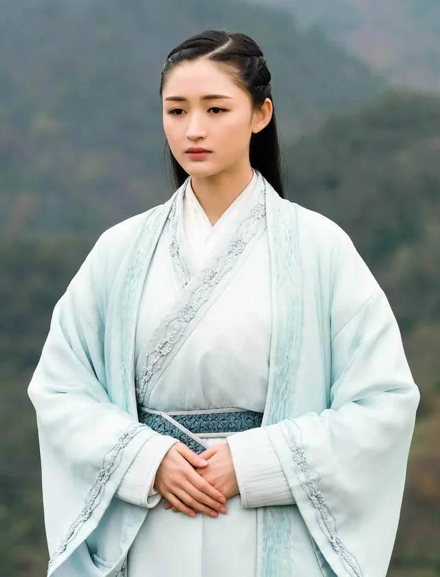 圈内聚餐太现实!李冰冰与博纳老总同席,四线小花弯腰向大佬示好