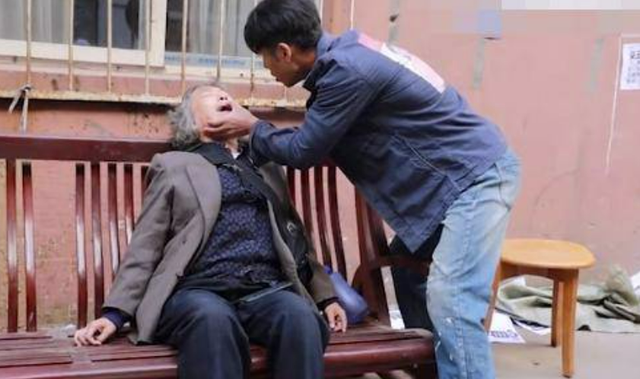 假如幸福来临的演员，假如幸福来临的演员表张露（宋春丽：和教授丈夫结婚42年）