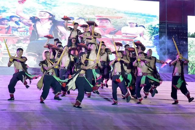 南涧彝族“跳菜”，南涧彝族跳菜广场舞（南涧跳菜——从飨宴文化到舞台艺术的蜕变）