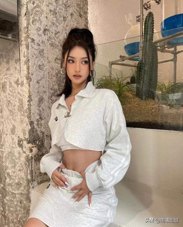 长发怎么扎好看，长直发怎么扎发型好看（今年流行这3种“高颅顶扎发”）