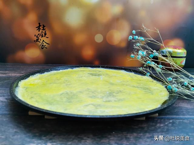 摊鸡蛋皮的做法，鸡蛋灌饼饼皮制作方法（经常厚薄不均一用就破）