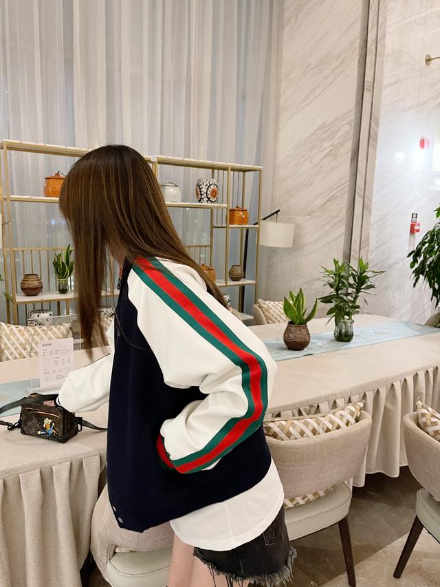 阿迪达斯三叶草男装外套，22FW三叶草织带棒球服外套拥有较高的色牢度