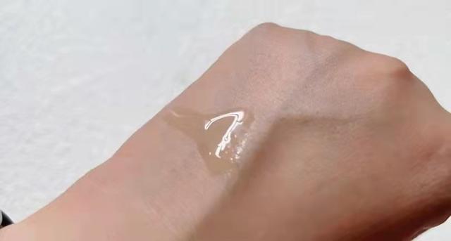 烟酰胺精华液的功效与作用，烟酰胺的功效与作用（5款热门好用的烟酰胺精华）