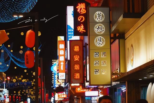 大批日本人在苏州定居，沿街开了好多日式餐厅，满大街都是日文！