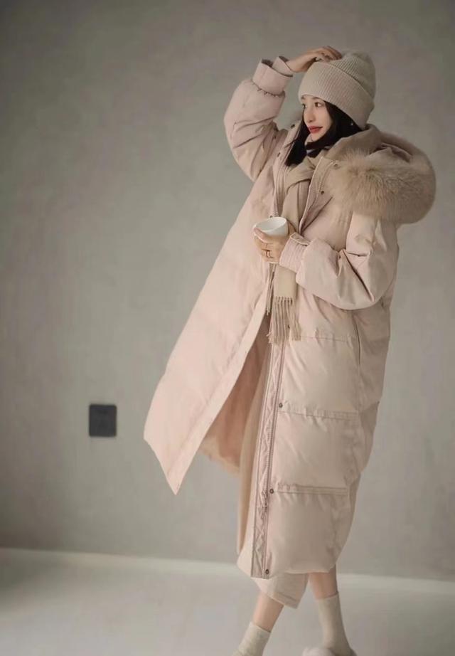 穿什么颜色的衣服最显白，穿衣服显白的几种颜色（今年羽绒服别穿黑色了）