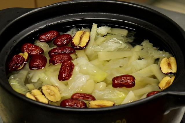 孩子感冒咳嗽吃什么饭菜比较好，小孩子感冒吃什么饭菜好（建议：多喝3碗汤、去痰润燥）