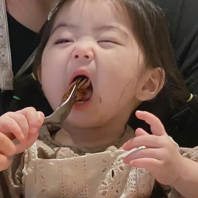 网红头像卡通可爱 美食妹妹，网红头像卡通可爱图片微信（吃东西头像）