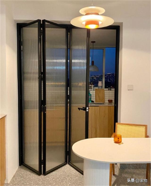厨房小折叠门的优点是什么,小户型厨房玻璃门还是折叠门(如今流行这种