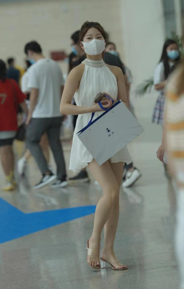 白色连衣裙穿搭方法，一位美女的白色连衣裙穿搭