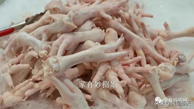 鸡有几只脚，鸡有几只脚趾头(一只脚)（为什么在市场上能看到这么多的鸡爪）