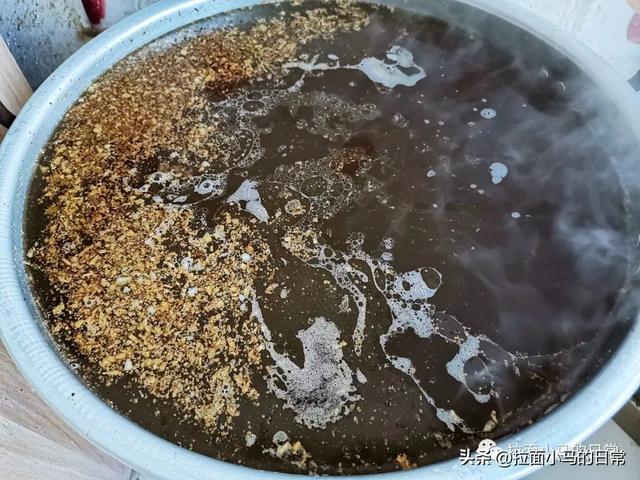 牛棒骨里面的是牛油还是骨髓，牛骨棒里面的骨髓有什么作用（兰州拉面汤料配方）