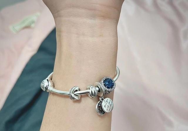 潘多拉珠子哪个最受欢迎，潘多拉繁星童话手链繁星中最闪亮的星很有童话气氛戴起来很轻便