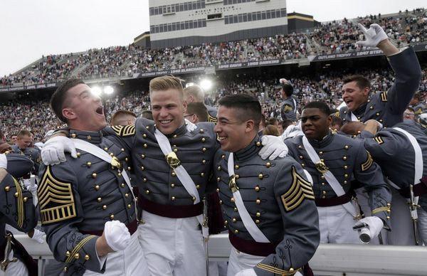 ＂责任、荣誉、国家＂西点军校校训，西点军校校训四句话（美国西点军校有哪些名人）
