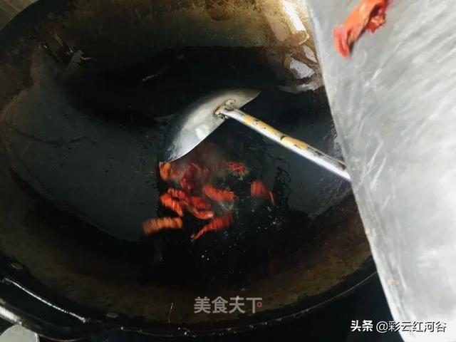 茶树菇黄豆红烧肉，茶树菇土豆烧肉的做法（嚼在嘴里全是肉香）