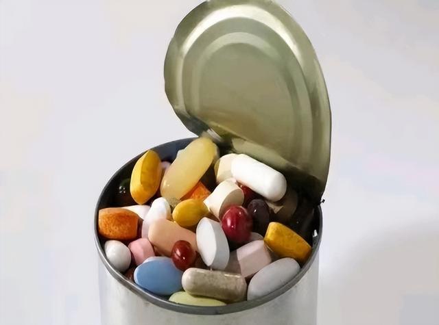 嘴巴经常长口腔溃疡什么原因，嘴巴经常溃疡是什么原因（口腔溃疡反复发作）