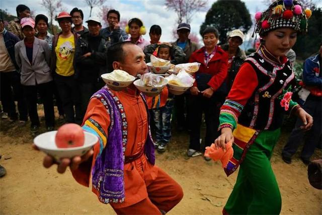 南涧彝族“跳菜”，南涧彝族跳菜广场舞（南涧跳菜——从飨宴文化到舞台艺术的蜕变）