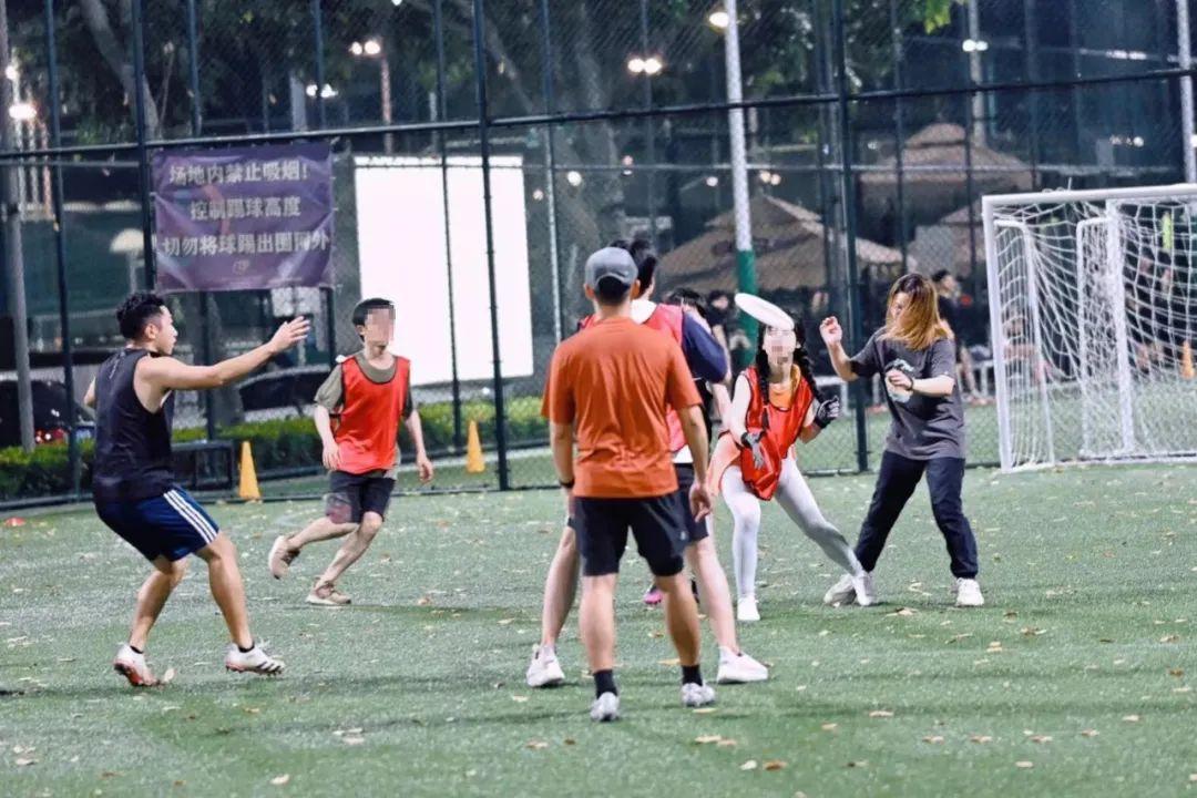 踢足球圖片（足球裝備圖片）