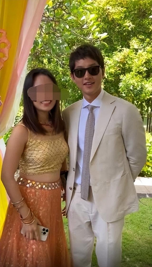 参加婚礼穿什么衣服合适男，男生参加婚礼穿什么好（网友参加婚礼偶遇宋仲基）