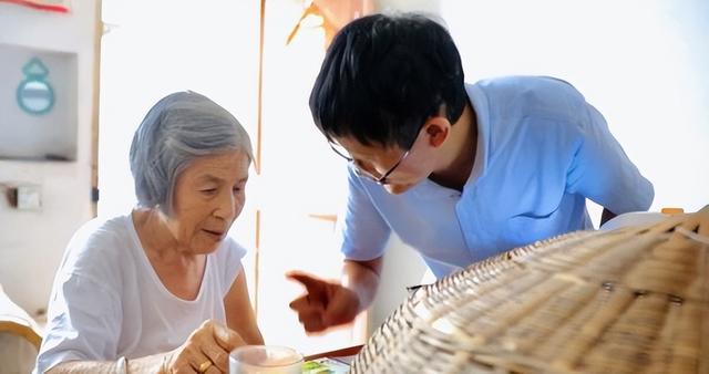 便民卡借10万每月还多少，便民卡每月借10万（他被称为高山上的“移动药箱”）