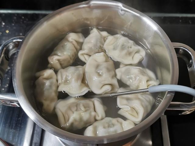 水饺是冷水下锅还是热水下锅，饺子是冷水下锅还是热水（是冷水下锅还是开水下锅）