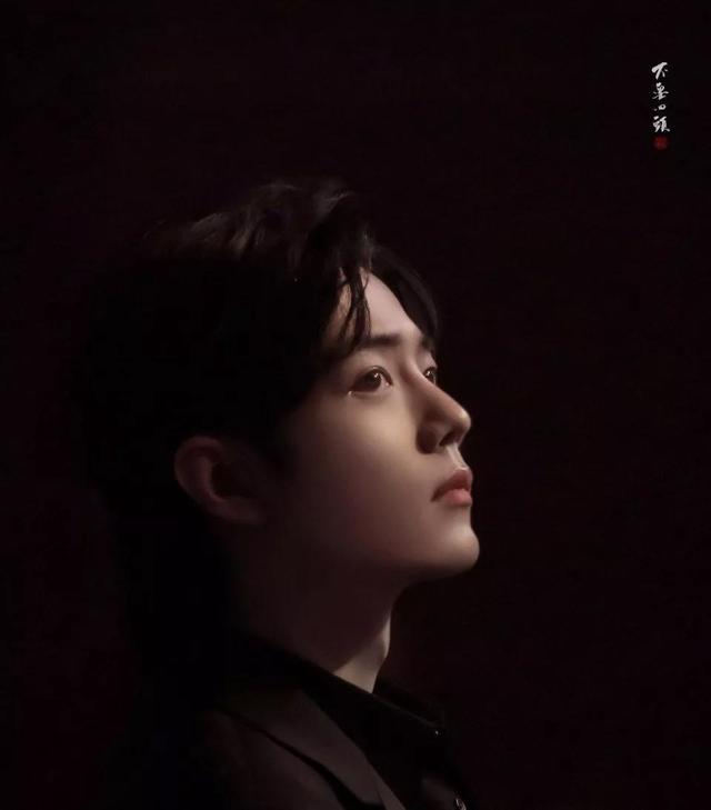 女人正常脖子喉结图片，女人有喉结是什么原因（上下滚动的喉结会说话）