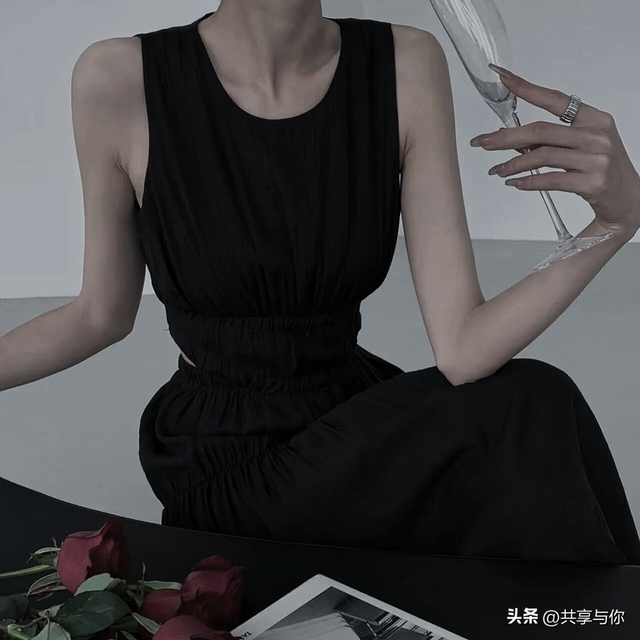 酷酷的图片女高冷，酷酷帅气的女生头像 一点点高冷呐微信（黑色系背影高冷霸气冷淡女生头像）