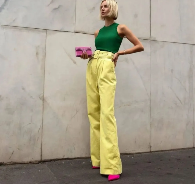 皮肤偏黑适合穿什么颜色的衣服，肤色偏黑适合穿什么颜色的衣服（肤色黝黑的中年女人）