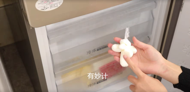 洗掉衣服脏污渍的小妙招，怎么洗掉衣服的污渍（搓一搓立刻洁白如新）