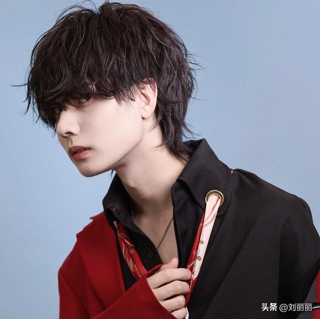 现在最流行的男发型，8款时尚洋气的男士发型（2023最火最具人气的四种男士发型）