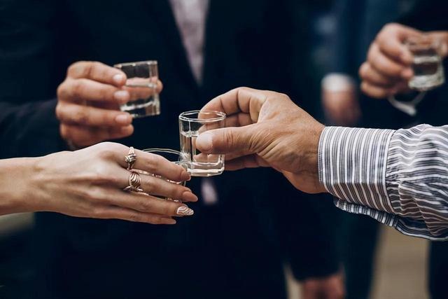 酒桌开场白三句话，酒桌开场三杯酒三句话（行家：牢记这3句）