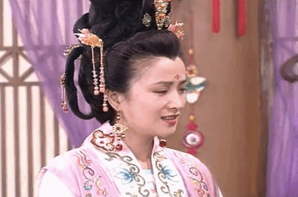 何美钿经典古装形象，一对比颜值差距就出来了