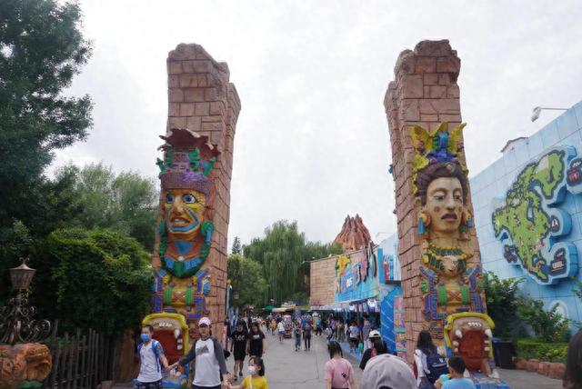 北京这个游乐园，第一次来，原来夜晚音乐节也这么好玩