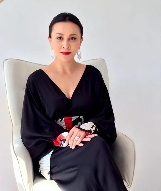 梁朝伟和刘嘉玲，梁朝伟刘嘉玲年轻时合照（酒到浓时香自溢。你为什么嫁我）