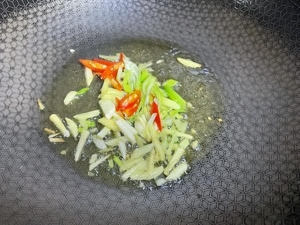 韭菜炒螺丝肉做法，韭菜炒螺肉的做法（韭菜炒螺蛳肉的做法）