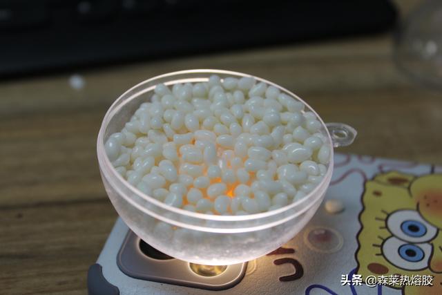 热熔胶怎么去除，热熔胶凝固了怎么去除（EVA热熔胶用什么可以去掉）