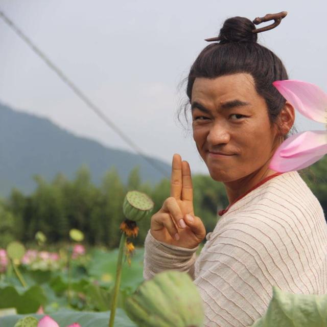 王宝强的民族，王宝强那的人（王宝强近照儒雅像极美国留学生）