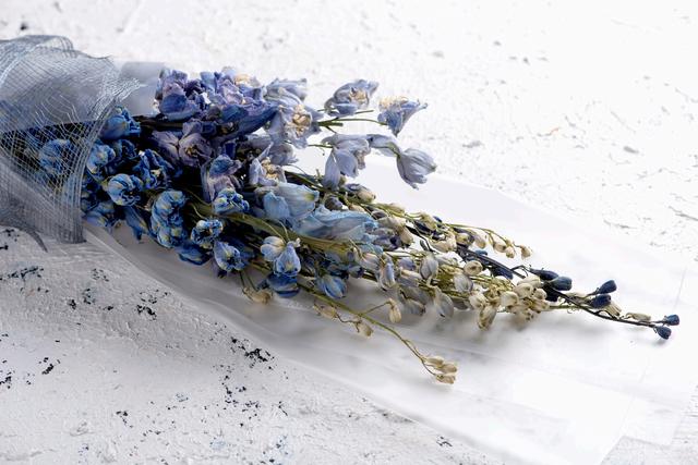 鲜花怎样保鲜时间更长一点呢，鲜花怎样做成干花（把鲜花的美丽永远留住——干燥花的基本制作方法）